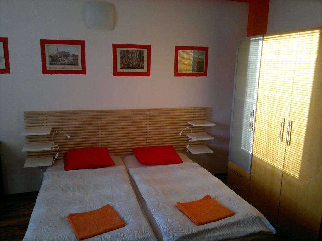 Red Apartment Bratislava Bilik gambar